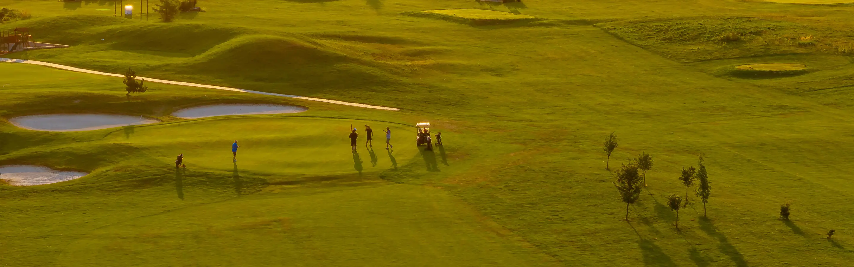 Hráči na golfovém hřišti v Bitozevsi
